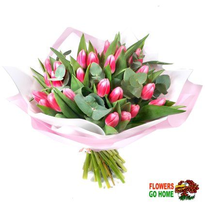 Růžové tulipány s eukalyptem